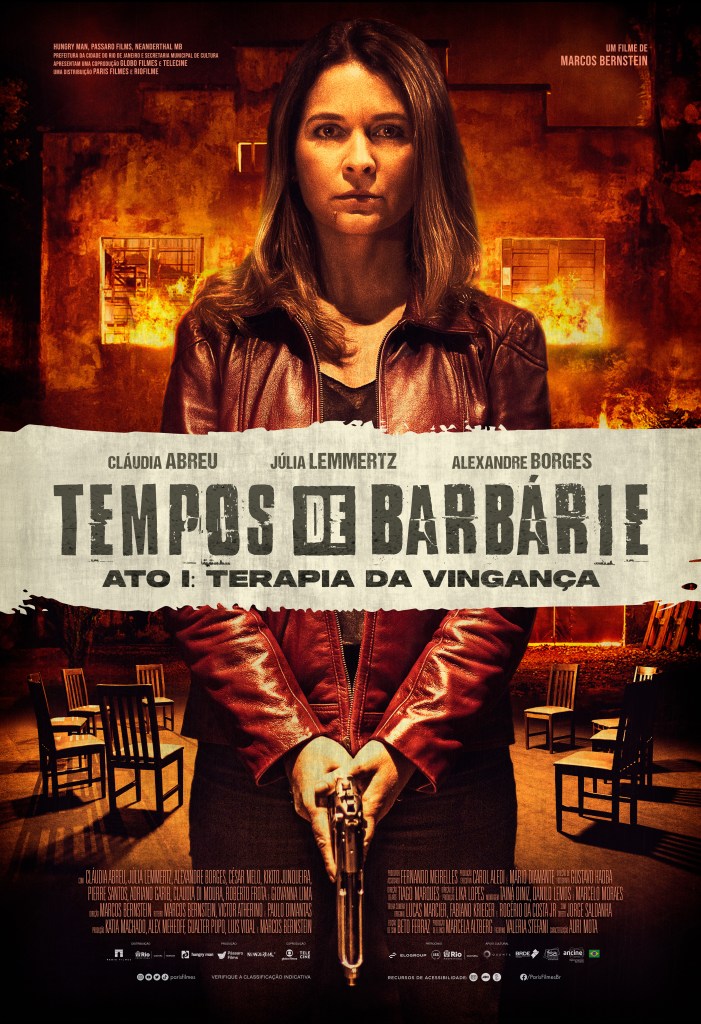 Pôster com a equipe e o título do filme, "Tempos de Barbárie - Ato I: Terapia da Vingança". A protagonista Carla, interpretada por Cláudia Abreu, está centralizada na imagem. Ela veste uma jaqueta de couro e segura uma arma apontada para baixo. A personagem tem lágrimas e fúria no olhar. Ao fundo, o cenário está em chamas.